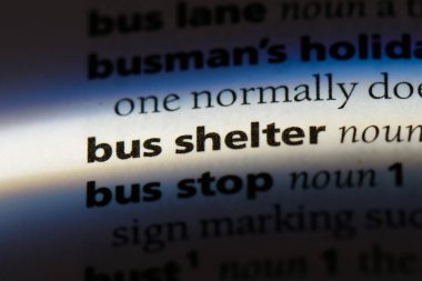 bir sözlüğü'ndeki otobüs sığınak sözcüğü. Otobüs sığınak kavramı.