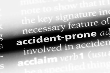 aşırı derecede kazaya yatkın tek kelimeyle bir sözlük. aşırı derecede kazaya yatkın kavramı.