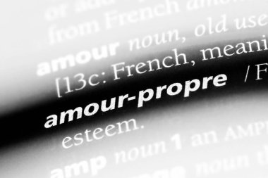 Bir sözlükteki amour-propre kelime. Amour-propre konsepti.