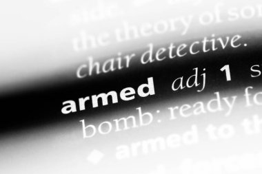 bir sözlüğü'ndeki silahlı sözcüğü. Silahlı kavramı.