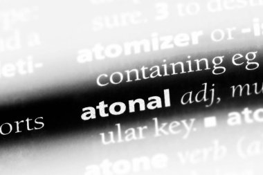 bir sözlüğü'ndeki atonal sözcüğü. atonal kavramı.