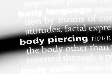 bir sözlükte kelime piercing vücut. vücut piercing kavramı.
