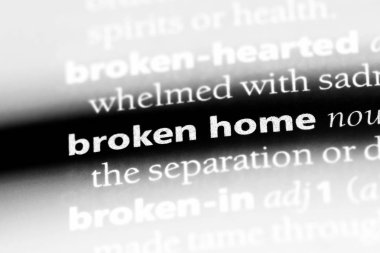 kırık ev tek kelimeyle bir sözlük. kırık ev concept.