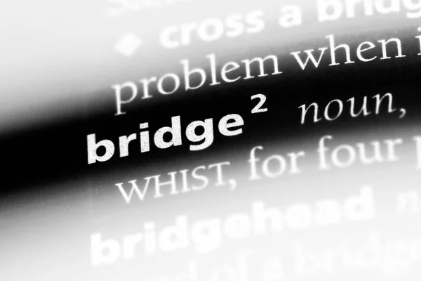 辞書でその単語を埋めます 橋のコンセプト — ストック写真