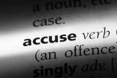 bir sözlüğü'ndeki sözcüğü suçlamak. kavram suçlamak.