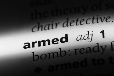 bir sözlüğü'ndeki silahlı sözcüğü. Silahlı kavramı.