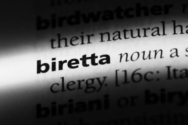biretta sözcük sözlüğe. biretta kavramı.