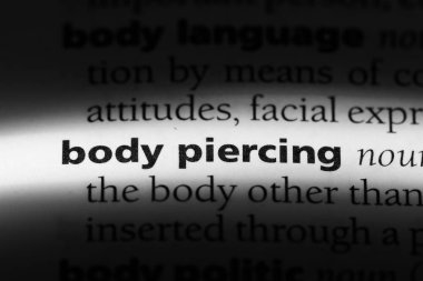 bir sözlükte kelime piercing vücut. vücut piercing kavramı.