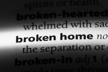 kırık ev tek kelimeyle bir sözlük. kırık ev concept.