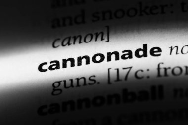 bir sözlüğü'ndeki sözcüğü cannonade. salvolarıyla kavramı.