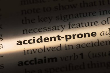 aşırı derecede kazaya yatkın tek kelimeyle bir sözlük. aşırı derecede kazaya yatkın kavramı.