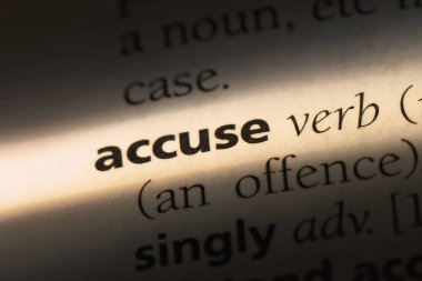 bir sözlüğü'ndeki sözcüğü suçlamak. kavram suçlamak.