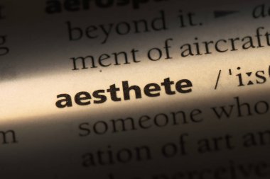 bir sözlüğü'ndeki estet sözcüğü. estet kavramı.