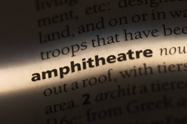 bir sözlüğü'ndeki anfi tiyatro sözcüğü. amfitiyatro kavramı.