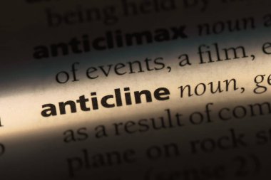 bir sözlüğü'ndeki antiklinali sözcüğü. antiklinali kavramı.