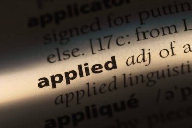 uygulanan tek kelimeyle bir sözlük. uygulanan kavramı.