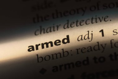 bir sözlüğü'ndeki silahlı sözcüğü. Silahlı kavramı.