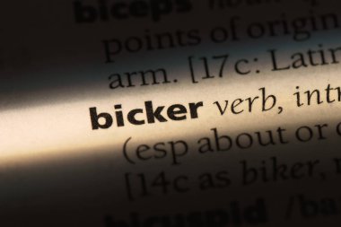 bir sözlüğü'ndeki sözcüğü tartışır. kavram tartışır.