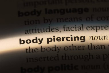 bir sözlükte kelime piercing vücut. vücut piercing kavramı.