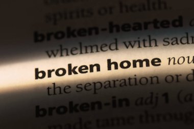 kırık ev tek kelimeyle bir sözlük. kırık ev concept.