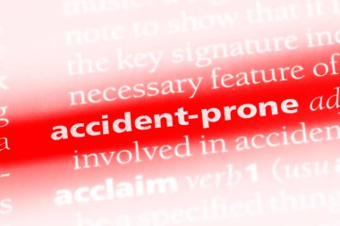 aşırı derecede kazaya yatkın tek kelimeyle bir sözlük. aşırı derecede kazaya yatkın kavramı.