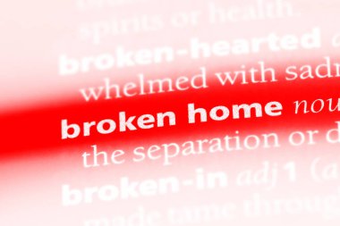 kırık ev tek kelimeyle bir sözlük. kırık ev concept.