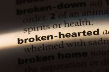 kalbi kırık sözcük sözlüğe. kalbi kırık kavramı.