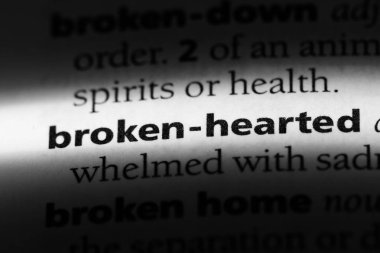 kalbi kırık sözcük sözlüğe. kalbi kırık kavramı.