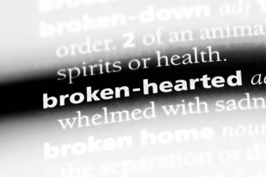 kalbi kırık sözcük sözlüğe. kalbi kırık kavramı.