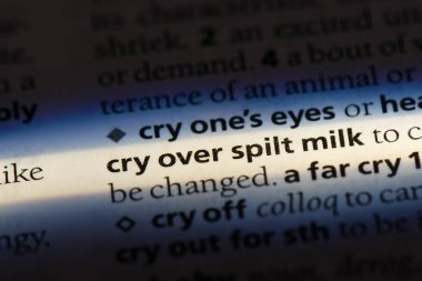 bir sözlüğü'ndeki split süt sözcüğü üzerinde ağlamak. Split süt kavram üzerinde ağlamak