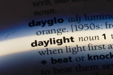 gün ışığından yararlanma Word'de bir sözlük. gün ışığından yararlanma kavramı