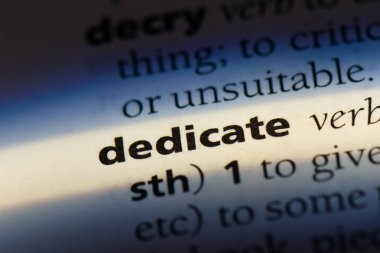 bir sözlüğü'ndeki sözcüğü adamak. kavram adamak