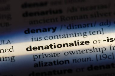 bir sözlüğü'ndeki sözcüğü denationalize. kavram denationalize