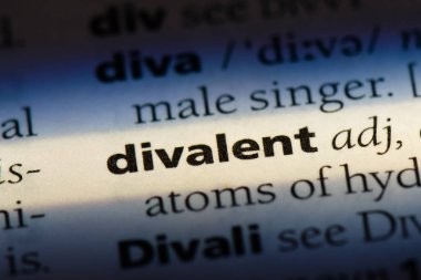 bir sözlüğü'ndeki divalent sözcüğü. divalent kavramı