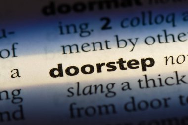 bir sözlüğü'ndeki kapılarına sözcüğü. kapılarına kavramı