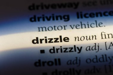 bir sözlüğü'ndeki sözcüğü üzerine gezdirilir. çiseleyen yağmur kavramı