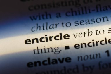 bir sözlüğü'ndeki sözcüğü çevreler. kavram çembere