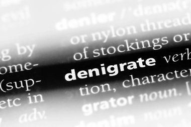 bir sözlüğü'ndeki sözcüğü kötülemek. kavram kötülemek