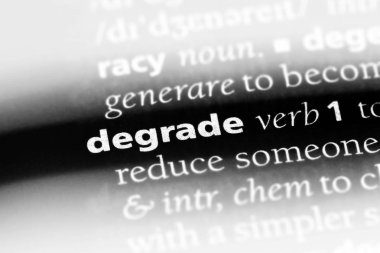 bir sözlüğü'ndeki sözcüğü bozulmasına yol açar. kavram bozulmasına yol açar