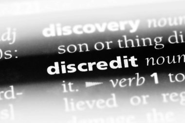 bir sözlüğü'ndeki sözcüğü güvenini sarsmak. kavram güvenini sarsmak