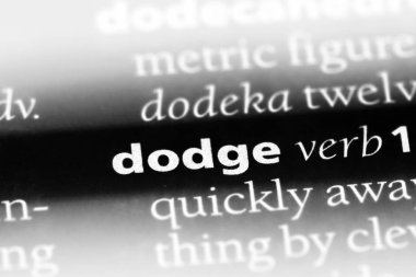 bir sözlüğü'ndeki sözcüğü birden kenara çekilip kurtulmak. kavramı birden kenara çekilip kurtulmak