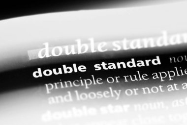 bir sözlüğü'ndeki çifte standart sözcüğü. çifte standart kavram