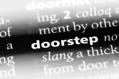 bir sözlüğü'ndeki kapılarına sözcüğü. kapılarına kavramı