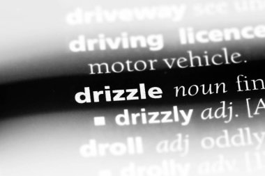 bir sözlüğü'ndeki sözcüğü üzerine gezdirilir. çiseleyen yağmur kavramı