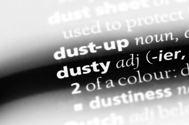 bir sözlüğü'ndeki tozlu sözcüğü. tozlu kavramı