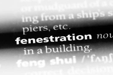 bir sözlüğü'ndeki fenestrasyon sözcüğü. fenestrasyon kavramı