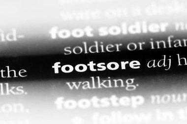 bir sözlüğü'ndeki ayakları şişmiş sözcüğü. ayakları şişmiş kavramı