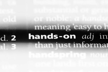 bir sözlüğü'ndeki sözcüğü ellerinde. kavramı üzerinde eller.