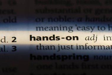 bir sözlüğü'ndeki sözcüğü ellerinde. kavramı üzerinde eller.