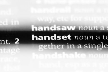 yakışıklı bir sözlük tek kelimeyle. cep telefonu konsepti.